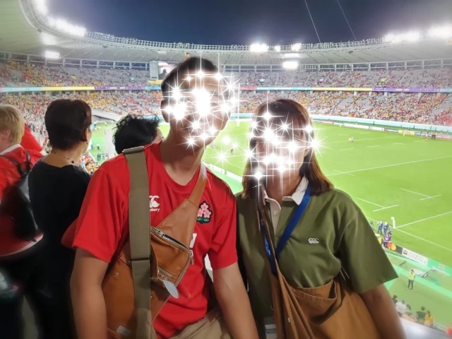 ラグビーの試合観戦中の40代再婚の女性会員と50代初婚の男性のお二人